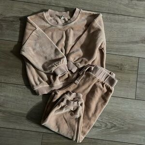 Quincy Mae sweatsuit size 2-3Y